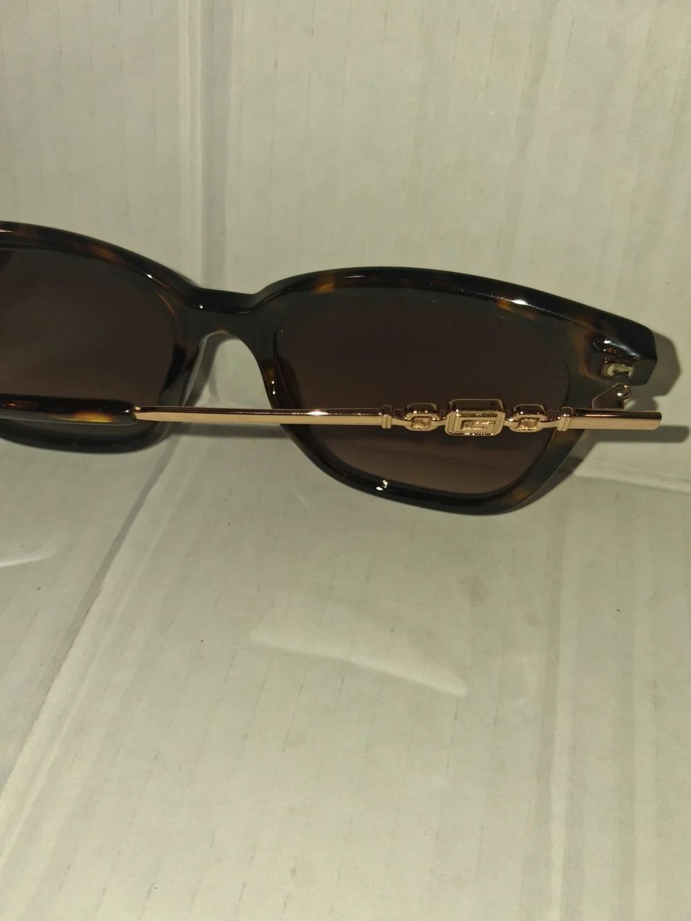 Guess GU7886 sunglasses featuring a dark Havana tortoise frame and gradient brow